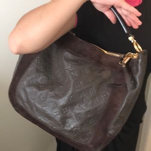 Louis Vuitton Hobo Bag Dimensions : length : 12in width 6 in height 12